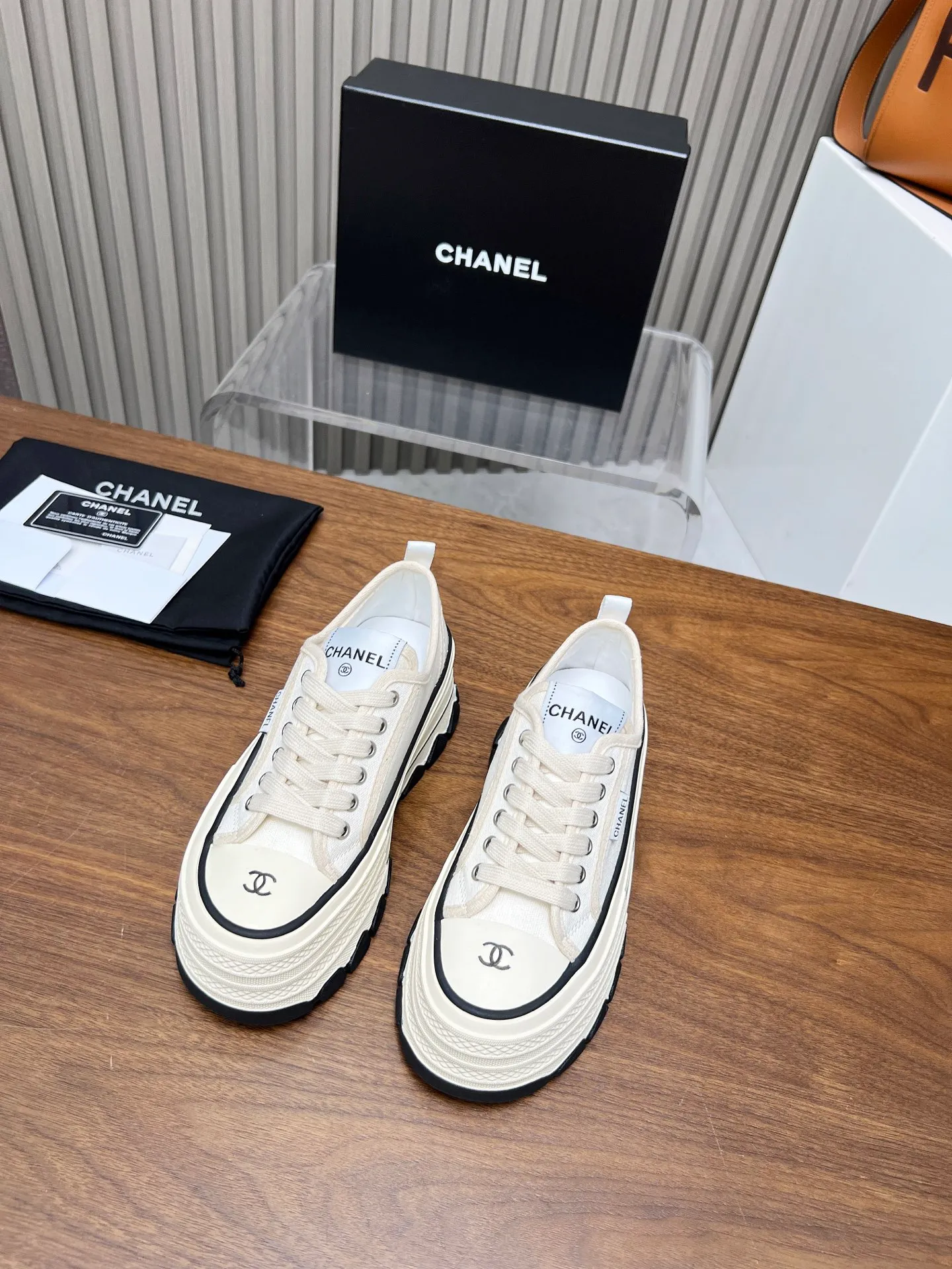 👟👟Ex-factory price 460👟👟 Top version, original quality! ! ! Chanel Chanel - 2025 biscuit shoes, the top casual sports shoes in the counter. This classic design; the style of the upper is made of various craftsmanship; the outsole is fashionable and sporty; the unusual inclusion of a variety of color matching elements... The diversified mix and match is very beautiful and versatile, casual, fashionable, sports and outdoor can be taken into account... ꫛꫀꪝ Go➫ Material: ❶Upper made of: original canvas ❷Inside made of: sheepskin ❸Outsole based on: Original TPU combination outsole, counter quality packaging, complete set for women 35–40